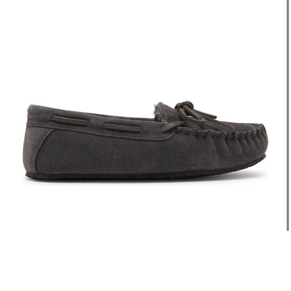 Minnetonka Charcoal Faux Fur Lined Moccasins (NEW IN BOX) - Picture 3 of 7